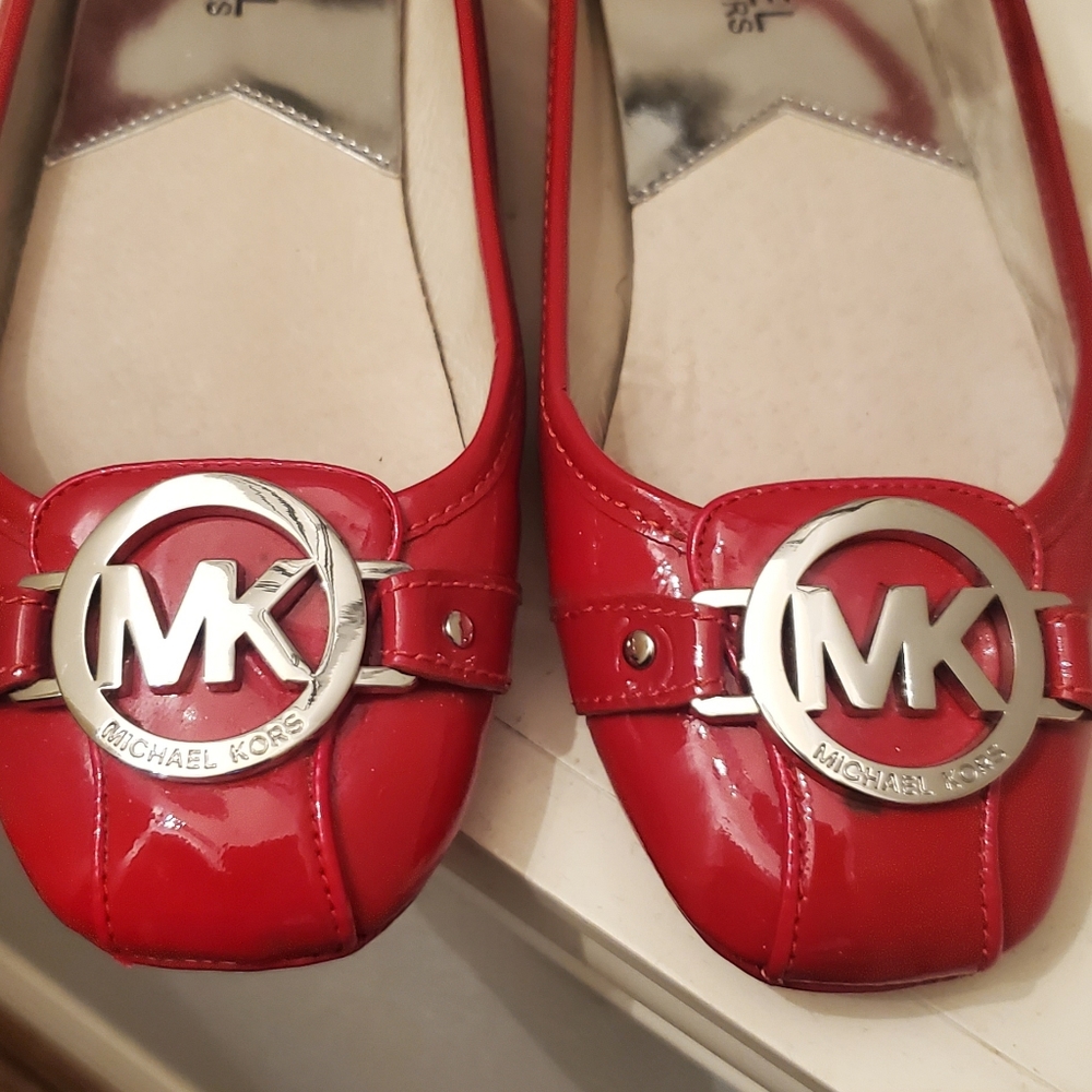 Michel Kors red flats size 5